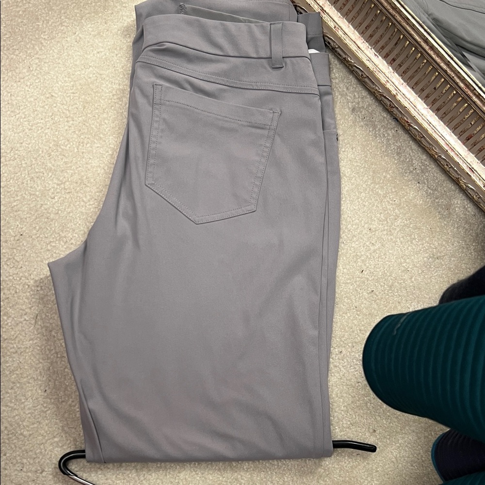 Men's Size 34W x 34L VRST Athletic Gray Pants Like New Great Dress or Golf ❤️
